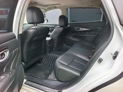 Infiniti Q70