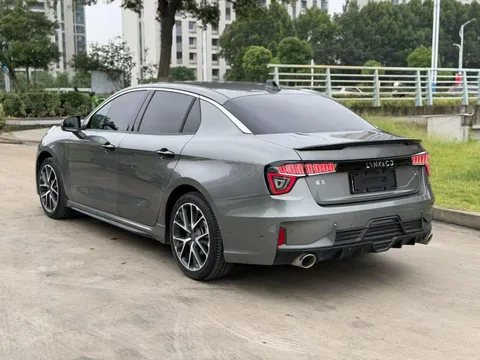 Lynk & Co 03