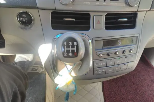 BYD M6