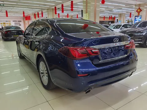 Infiniti Q70