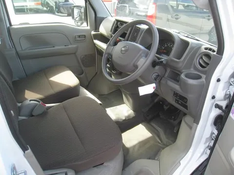 Nissan Clipper Van