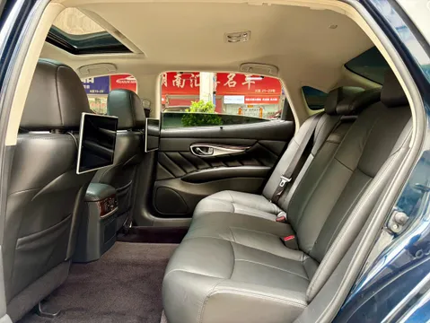 Infiniti Q70