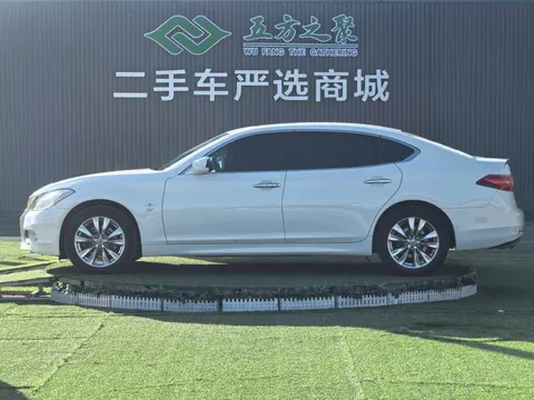 Infiniti Q70