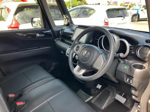 Honda N-BOX Custom