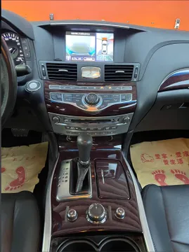 Infiniti Q70