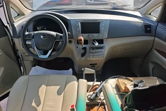 BYD M6