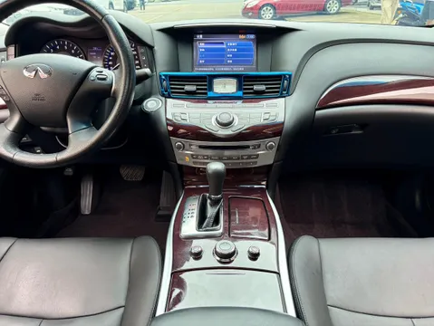 Infiniti Q70
