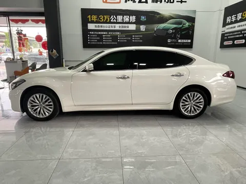 Infiniti Q70