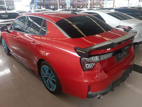 Lynk & Co 03