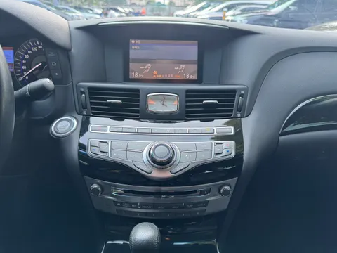 Infiniti Q70