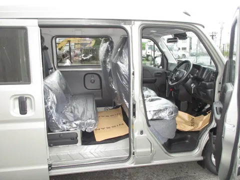 Nissan Clipper Van
