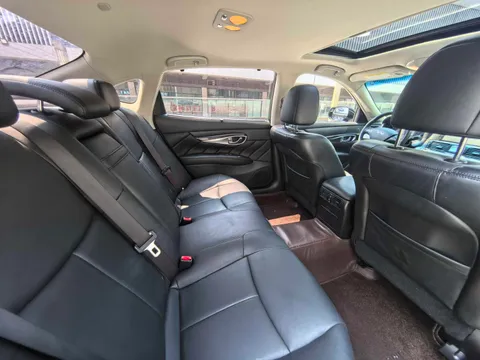 Infiniti Q70