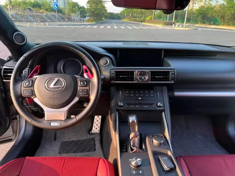 Lexus IS
