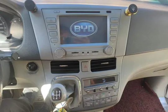 BYD M6