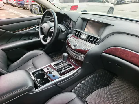 Infiniti Q70