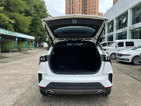 Lynk & Co 06