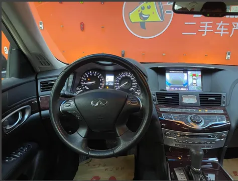 Infiniti Q70