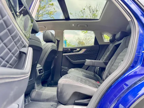 Hongqi HS5