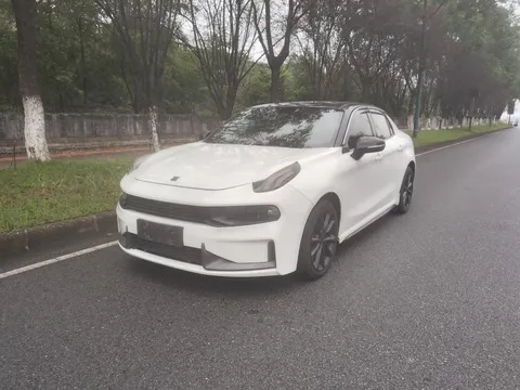 Lynk & Co 03