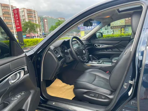 Infiniti Q70