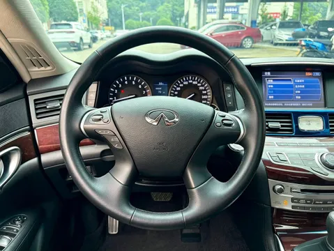 Infiniti Q70
