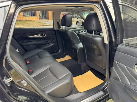 Infiniti Q70