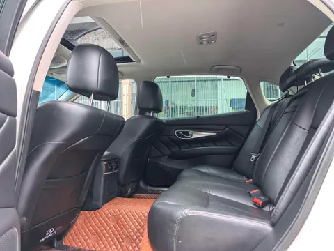 Infiniti Q70