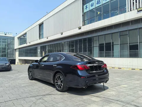 Infiniti Q70