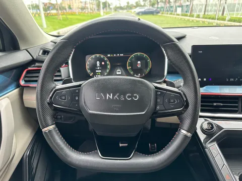 Lynk & Co 06