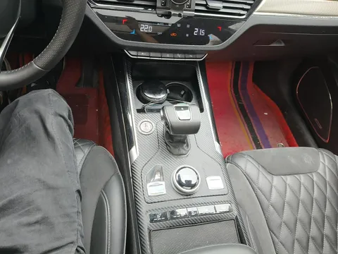 Hongqi HS5