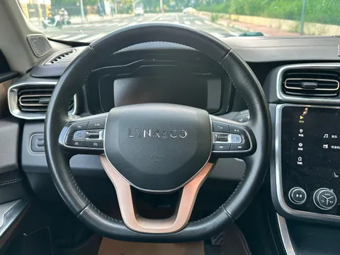 Lynk & Co 01