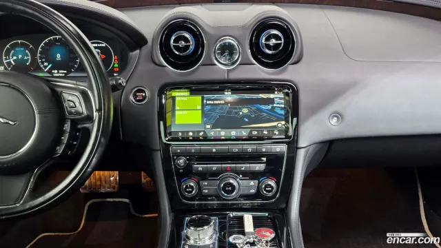 Jaguar XJ