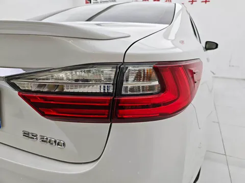 Lexus ES