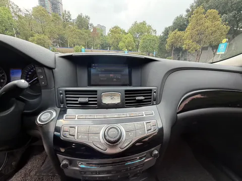 Infiniti Q70