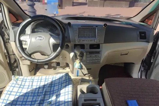 BYD M6