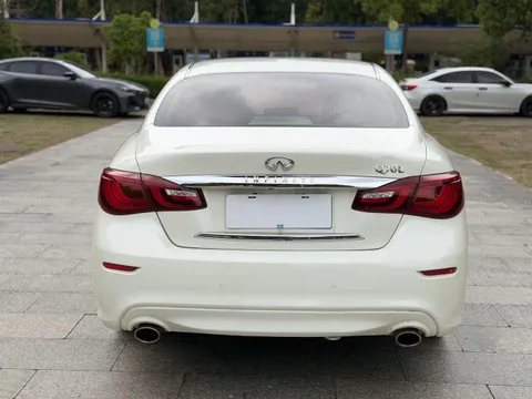 Infiniti Q70