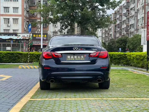 Infiniti Q70