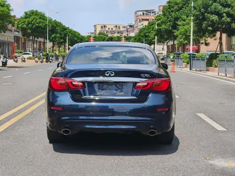 Infiniti Q70