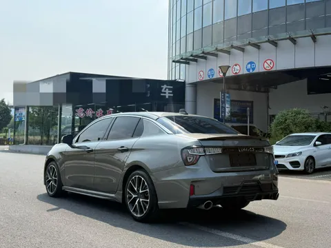 Lynk & Co 03