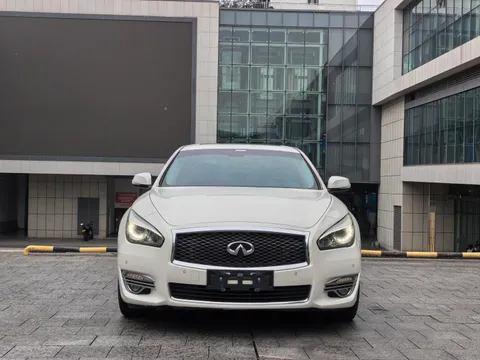 Infiniti Q70