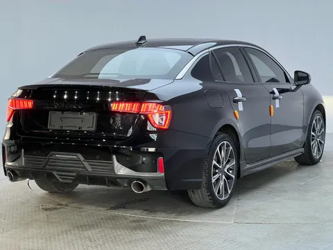 Lynk & Co 03