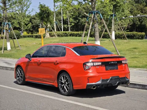 Lynk & Co 03
