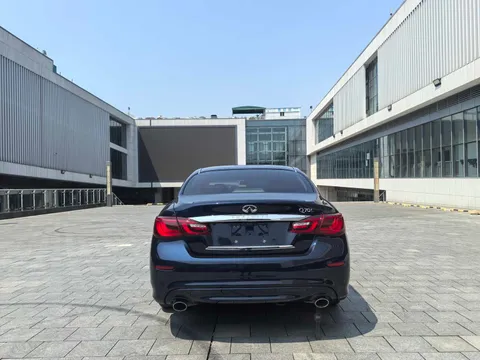 Infiniti Q70