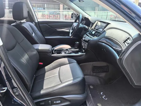 Infiniti Q70