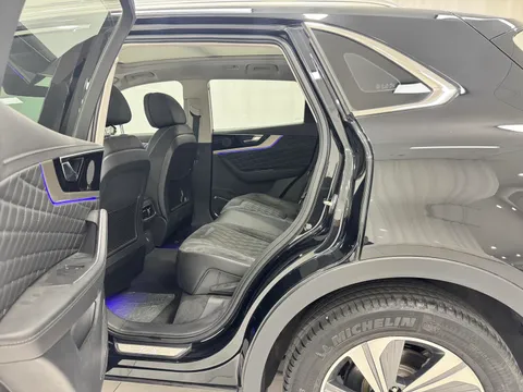Hongqi HS5