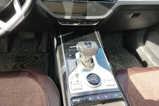 Hongqi HS5