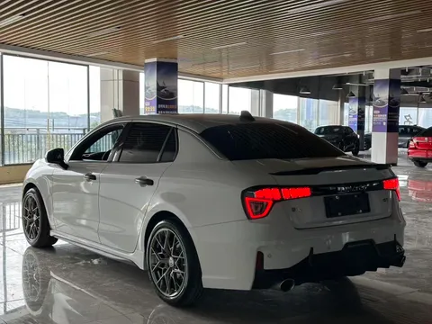 Lynk & Co 03