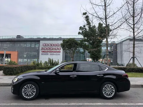 Infiniti Q70