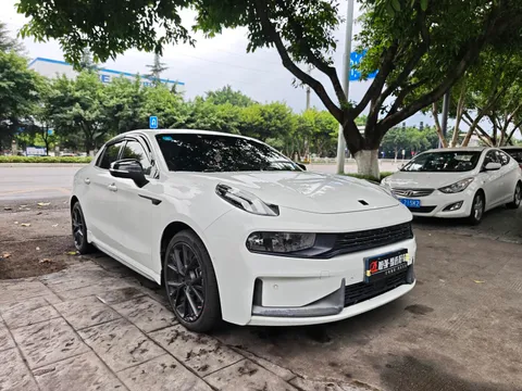 Lynk & Co 03