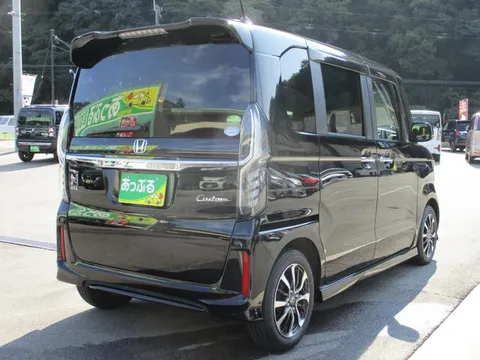 Honda N-BOX Custom